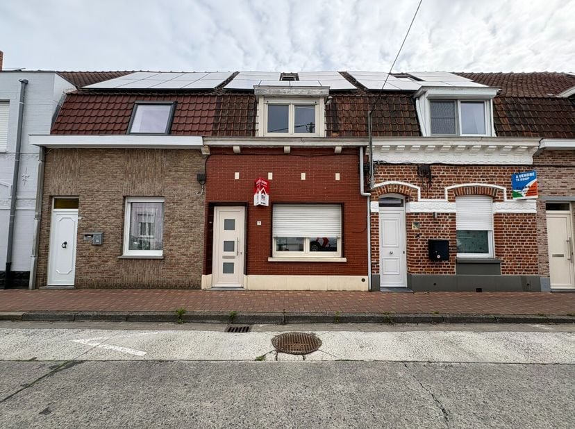 Woning met 3 slaapkamers te koop in KomenOpzoek naar een starterswoning of een investering? Dan is dit pand iets voor u!Indeling:inkomhal, living, ope