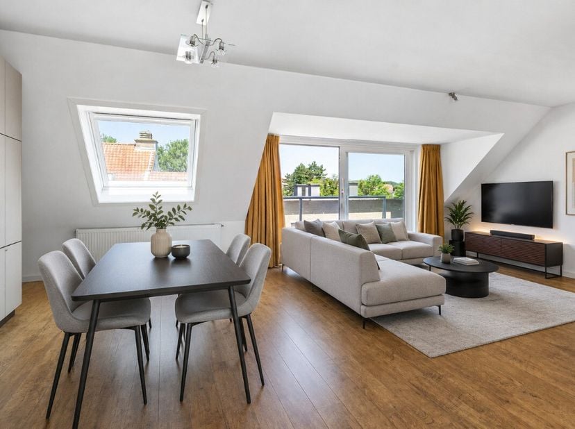 [[ DIT PAND NEEMT DEEL AAN DE ERA OPEN HUIZEN DAG OP 13/6 VAN 11:00 TOT 12:00 ]]Heist: Instapklaar duplexappartement te koop met twee slaapkamers en r
