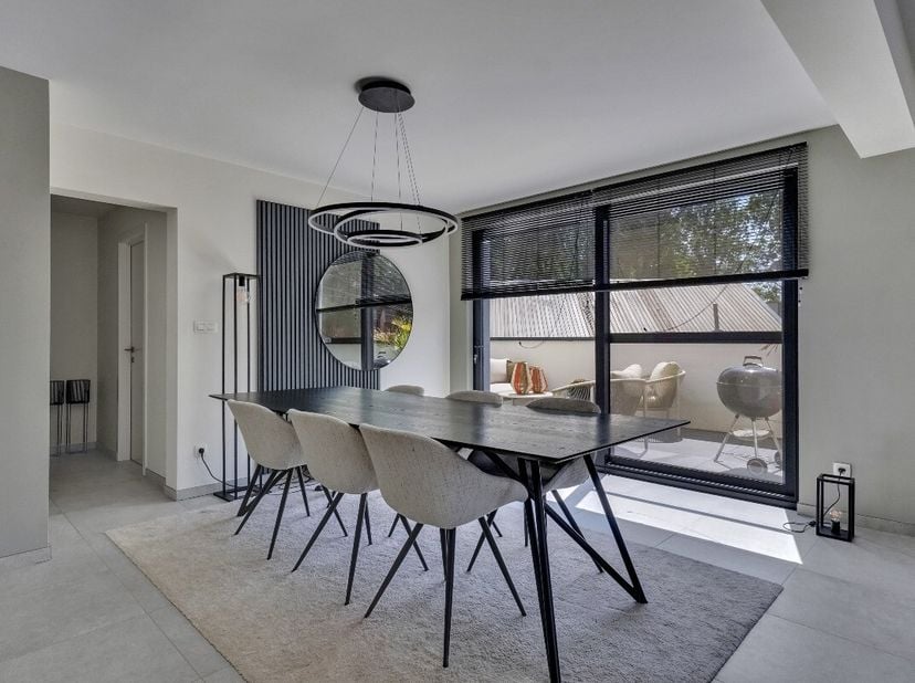Dit instapklaar appartement combineert ruimte, comfort en een uitstekende ligging. Met een bewoonbare oppervlakte van 121 m², een EPC-label B en een k