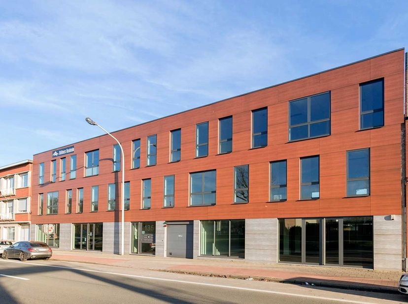 ALGEMEEN<br />
In The Lofthouse South in Wilrijk wordt een moderne en instapklare kantoorruimte van 283 m² aangeboden op de eerste verdieping.<br />
D