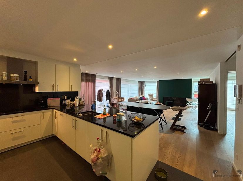 In de Colonel Silvertopstraat 25 in Boom vindt u dit ruim luxueus appartement van 185m² met prachtige afwerking en royaal terras van 112m².<br />
Via