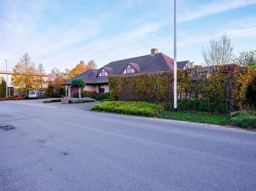 Deze veelzijdige eigendom in Hooglede/Gits biedt een uitstekende opportuniteit voor ondernemers, vrije beroepen of zelfstandigen die op zoek zijn naar