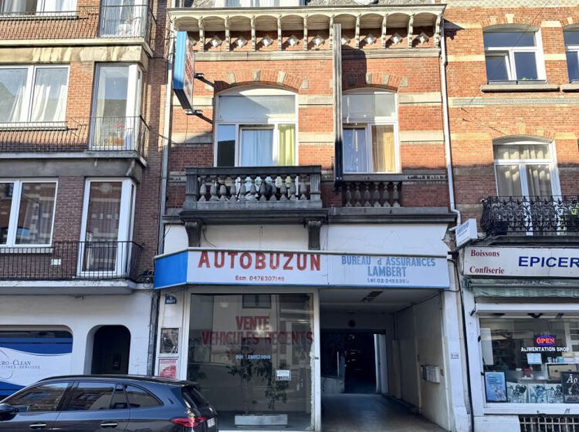 In een levendige omgeving en vlakbij alle winkels en openbaar vervoer, op een steenworp afstand van de Brugmannlaan, ligt dit appartement op de 2e ver