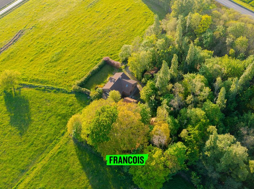 Vous cherchez une ferme sur un vaste terrain à laquelle vous pouvez imprimer votre propre empreinte ? Cette maison agréée située Veldegemsestraat 49 a