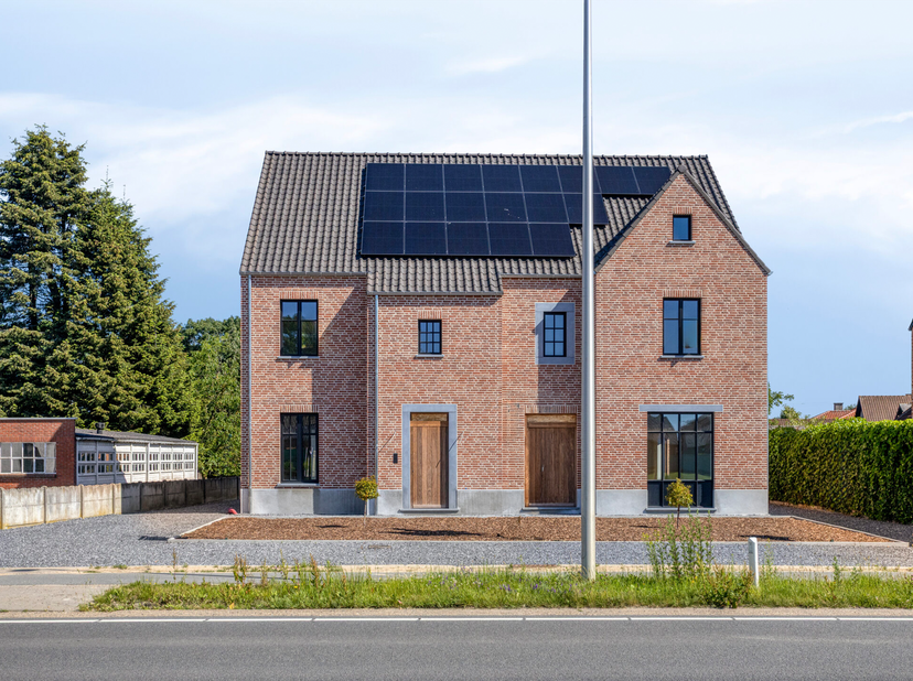 Ben je op zoek naar een energie neutrale nieuwbouwwoning met hoogwaardige afwerking? Dan is deze halfopen woning op een perceel van 5are 76ca precies
