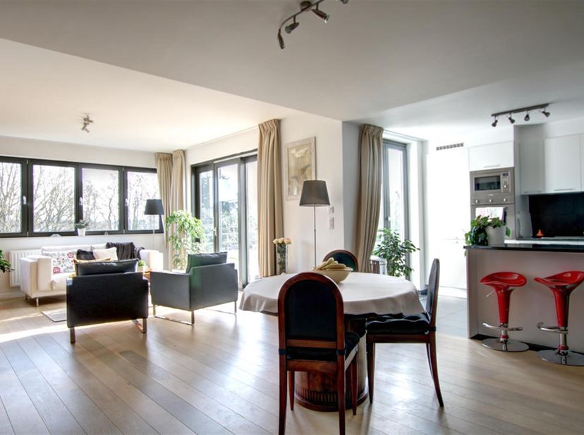 UCCLE - Mooi appartement met een oppervlakte van 124 m², bestaande uit een inkomhal, woon-/eetkamer, aparte, volledig uitgeruste keuken, terras (11 m²