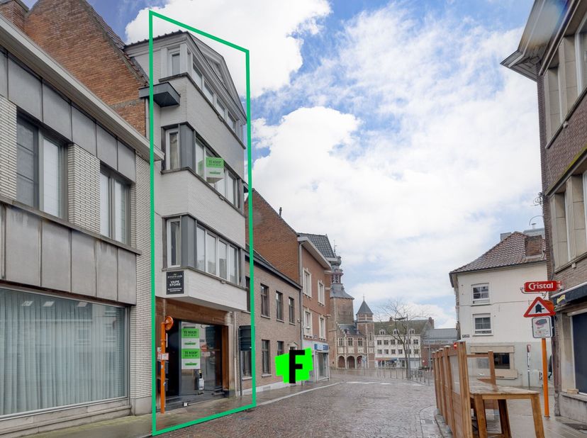 Situé au centre de Tielt à quelques pas du marché, nous trouvons cette propriété composée d'un local commercial et d'un appartement triplex avec 3 cha
