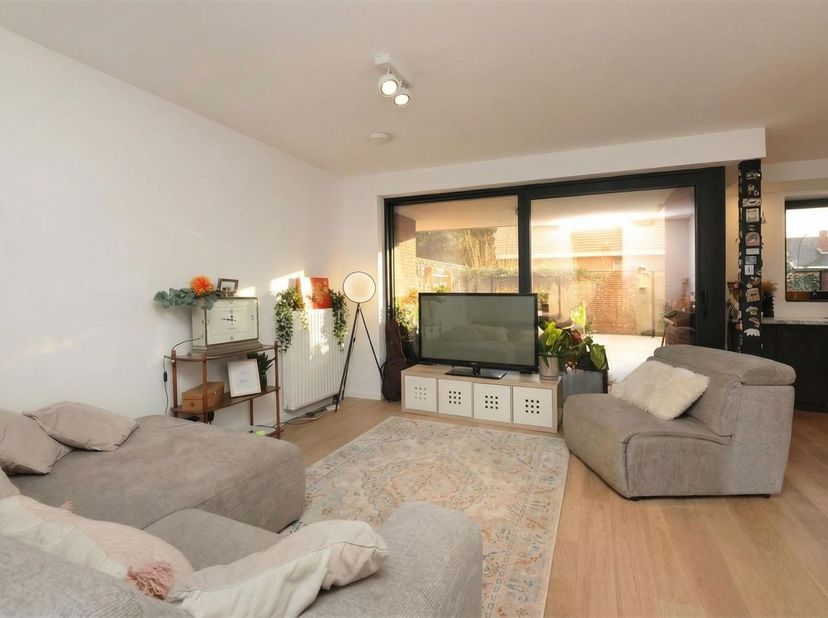 Gelijkvloers appartement met 2 slaapkamers, ruim terras én 2 autostaanplaatsen op gunstige locatie<br />
<br />
Omgeving:<br />
+ Gelegen in de Sma