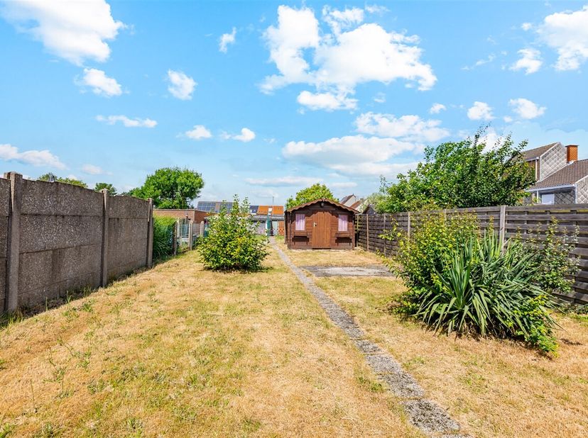 BEZOEKMOMENT ZATERDAG 20/6 VAN 10U TOT 12U (ENKEL OP AFSPRAAK)<br />
Bent u op zoek naar een halfopen woning in Sint-Niklaas die u volledig kunt renov