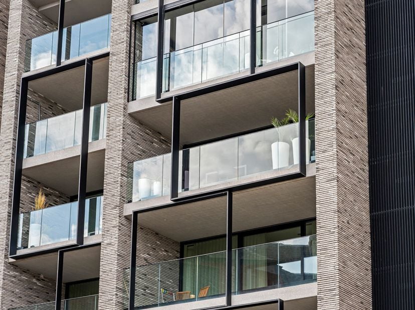 Verkoop onder registratierechten. Dit instapklaar en ruim appartement vinden we terug op het Kolonel Dusartplein, aan de binnenzijde van de kleine rin
