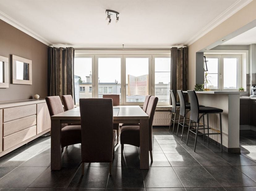 Instapklaar appartement met  2 slpks, terras en garagebox <br />
Dit appartement is gelegen aan de Oude-Bosuilbaan in Deurne, op de derde verdieping v