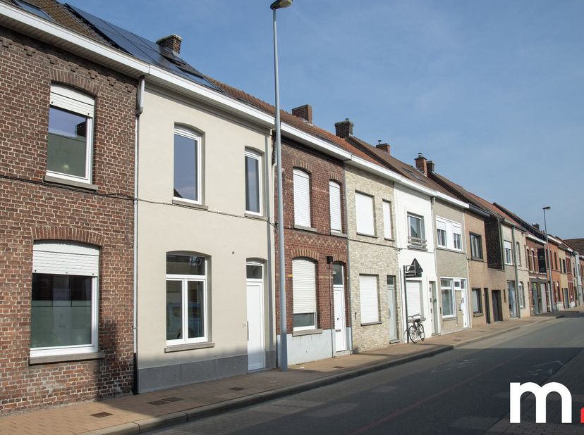 Volledig gerenoveerde woning (2025) met 3 slaapkamers en zonnig terras.<br />
Deze prachtig totaal gerenoveerde woning combineert hedendaags comfort m