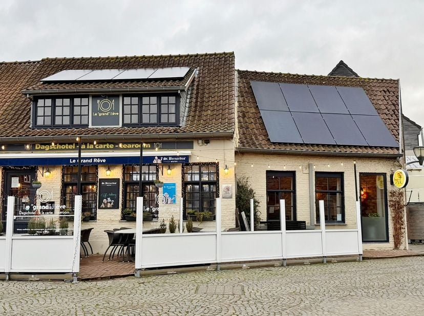 Op de Kleine Markt van het pittoreske kunstenaarsdorp Watou bevindt zich dit charmante en volledig ingerichte restaurant met woongelegenheid erboven.