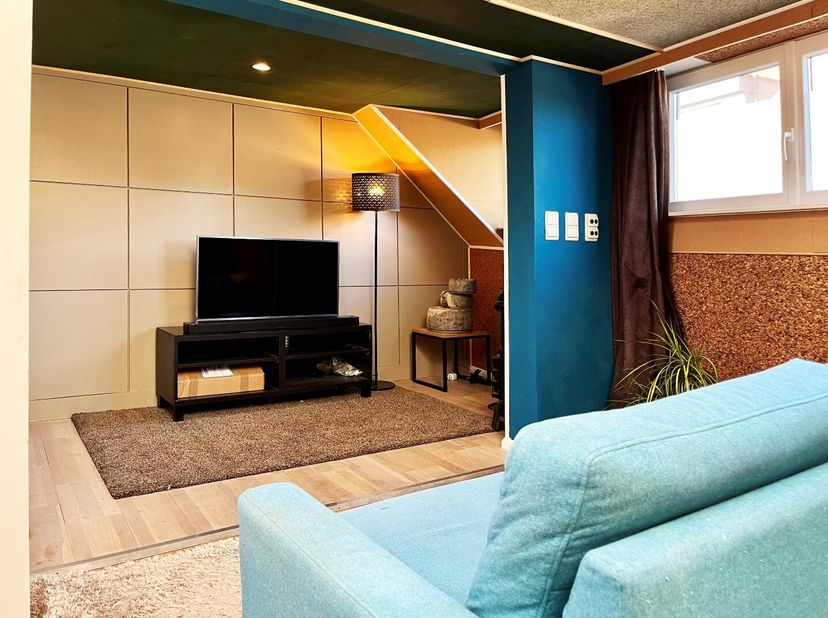 Rijwoning op 240 m² met op het gelijkvloers inkom / bureau, gastentoilet, vestiaire, slaapkamer met ingemaakte kast en badkamer met lavabo en inloopdo