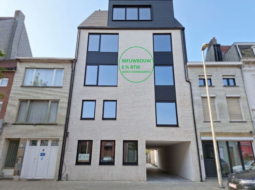 Modern en energiezuinig duplex nieuwbouwappartement met ruim zonneterras van 40,5 m² in hartje Lier.<br />
In een kleinschalige residentie met slechts