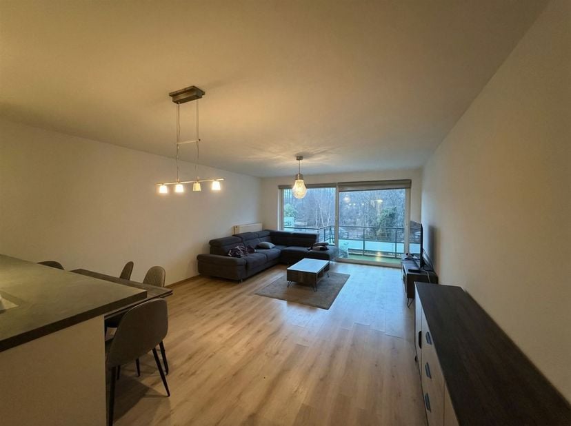 Ruim 2 slpk appartement met autostaanplaats op centralte ligging!<br />
<br />
Ligging<br />
Centraal gelegen op de Bisschoppenhoflaan. Met de wage