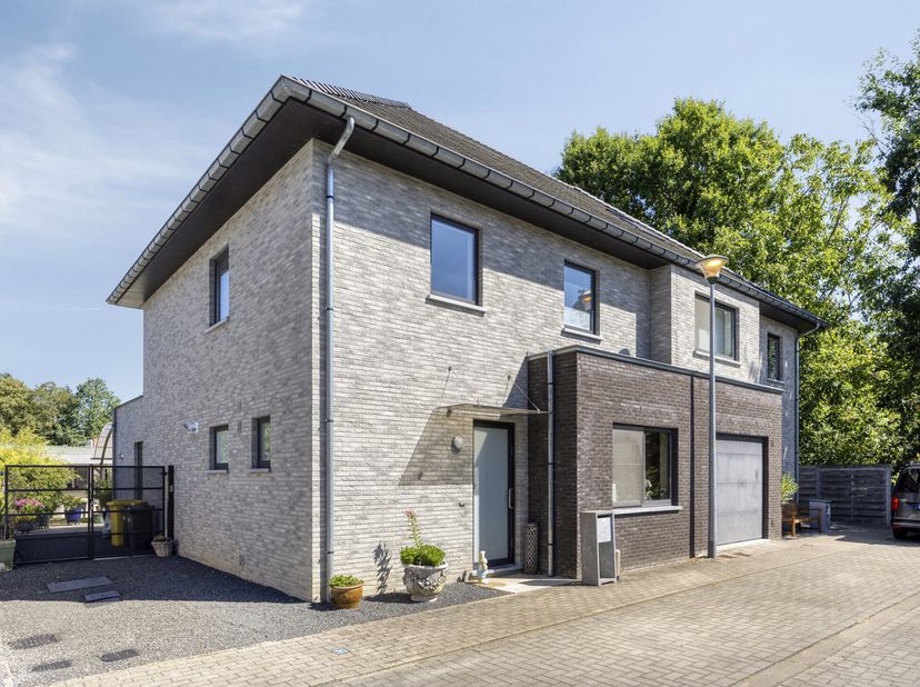 <br />
Welkom in deze verrassend ruime en verzorgde gezinswoning, gelegen in een rustige doodlopende straat in Hever (Boortmeerbeek). Deze recente won