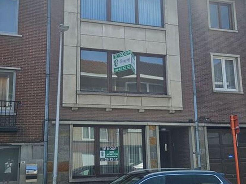 Topgelegen opbrengsteigendom met enorm potentieel nabij het Dusartplein!<br />
Bent u op zoek naar een slim investeringsproject met tal van mogelijkhe