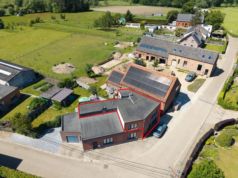Dit stijlvolle appartement biedt de ideale combinatie van comfort, ruimte en hedendaags woonplezier.<br />
De ruime en lichtrijke leefruimte met eetp