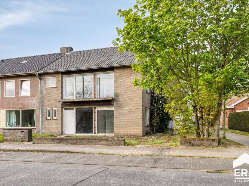 Bent u op zoek naar een woning die u volledig naar eigen smaak en wensen kan renoveren? Dan is dit pand in het gegeerde Sint-Andries precies wat u zoe