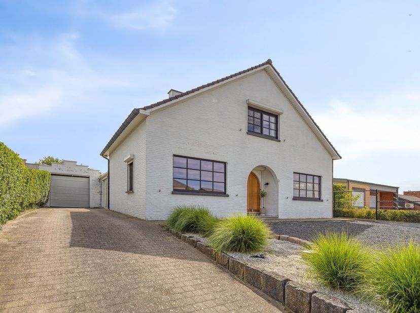 Moderne, instapklare woning met 2/3 slaapkamers op een perceel van 1.439 m² in Tongeren-Borgloon<br />
<br />
Ontdek deze stijlvolle en instapklare