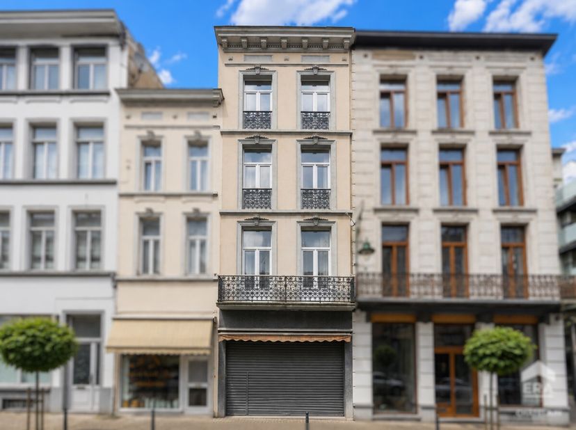 ERA CHÂTELAIN vous propose ce bel immeuble mixte, idéalement localisé dans Les Marolles et à deux pas du Sablon à Bruxelles. Il offre une superficie d