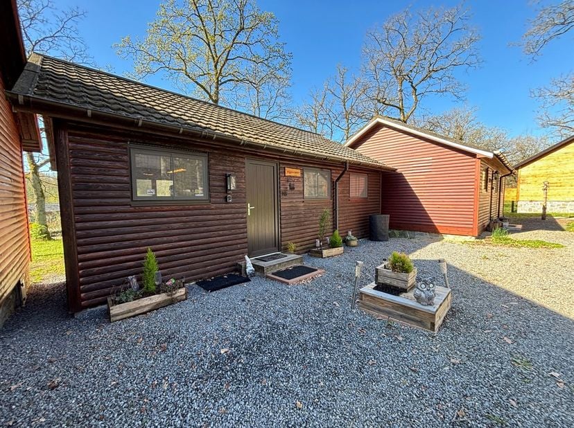 MCA Immobilier nodigt u uit om dit charmante, onlangs gerenoveerde chalet te ontdekken, gelegen in het domein "Le Bochetay" in Heure, op slechts 10 mi