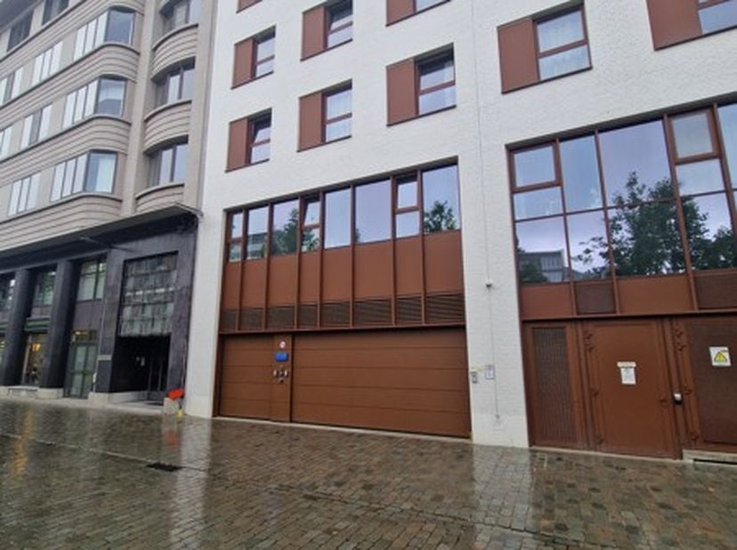 Twee ondergrondse autostaanplaatsen P87 &amp;amp; P88 te koop in centrum Antwerpen.<br />
<br />
Beide staanplaatsen zijn verhuurd (P:87-P:88).<br />
<br