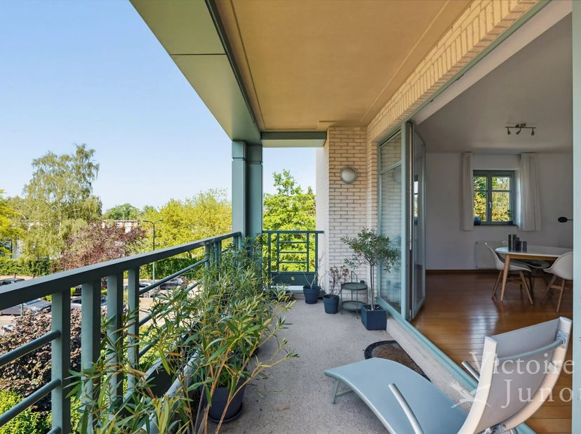 Victoire-Junot nodigt u uit om dit ruime appartement van 131 m² te ontdekken, gelegen in de gewilde Joli-Bois wijk van Woluwe-Saint-Pierre. Dit lichte