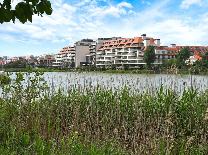 Appartement exceptionnel situé dans la résidence et l’hôtel renommés « La Réserve – La Rive », bénéficiant d’une vue frontale sur le Zegemeer. Ce bien