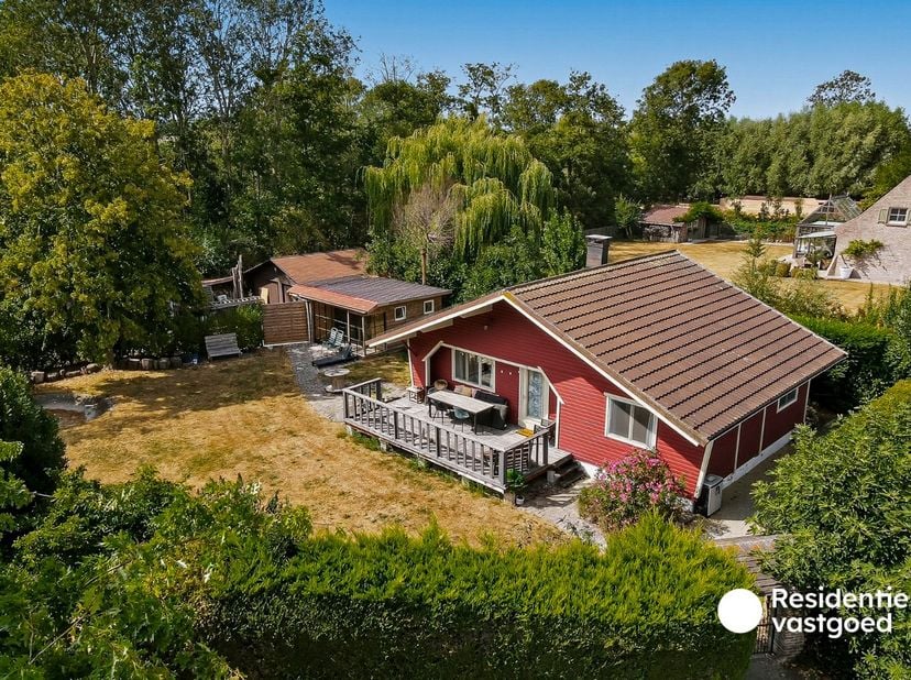 Op zoek naar een charmante chalet met tal van mogelijkheden? Deze houtskeletwoning is gelegen op een ruim perceel en vormt een ideale uitvalsbasis voo