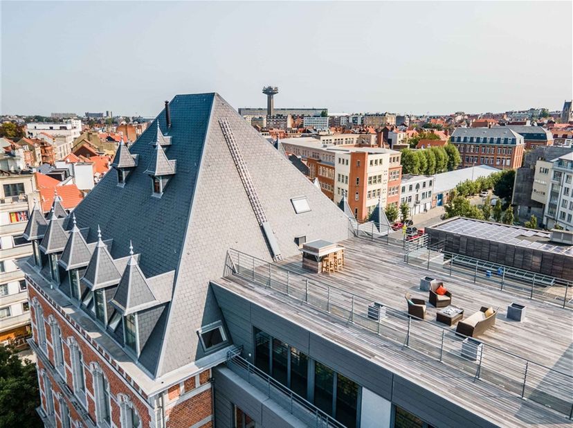 Description : Sis à proximité de la commission Européenne, de l'Otan et  avec accès facile vers le ring. Fabuleux penthouse d'une superficie de +/- 17