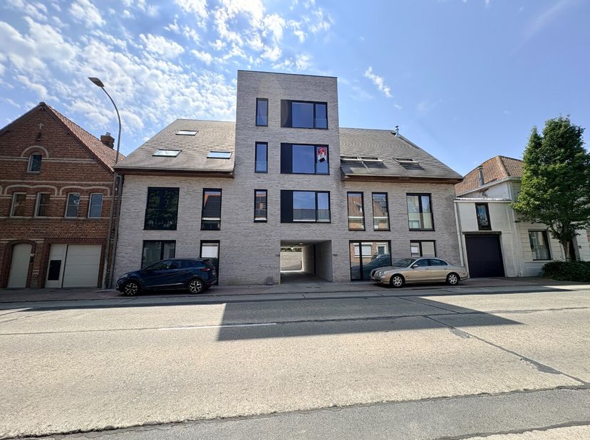 Ontdek dit instapklare appartement in Zonnebeke, waar comfort en stijl perfect samenkomen. Dankzij de gunstige ligging, het prachtige verzicht en de l