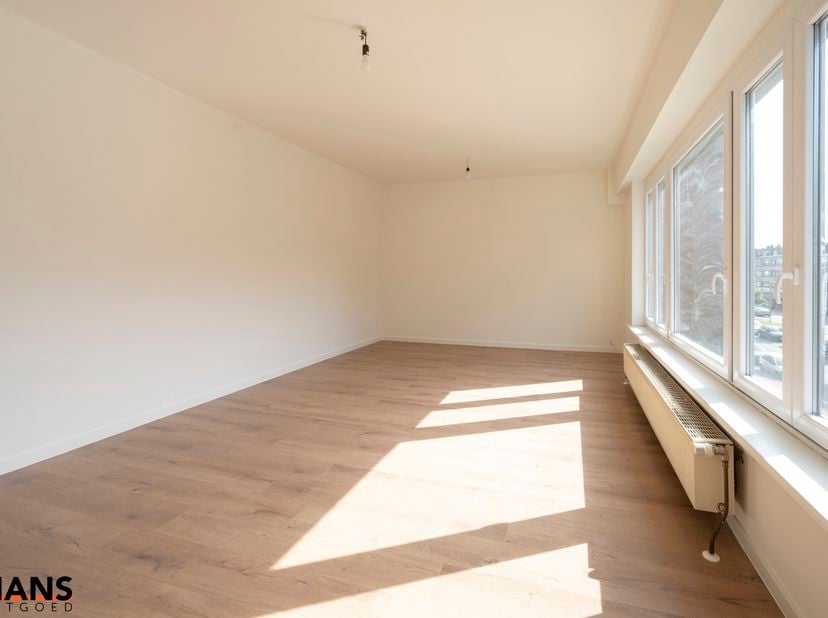 Knus, gerenoveerd appartement op de 2de verdieping met lift.<br />
Inkomhal; lichtrijke leefruimte met open keuken met kasten; kookplaat, dampkap, koe