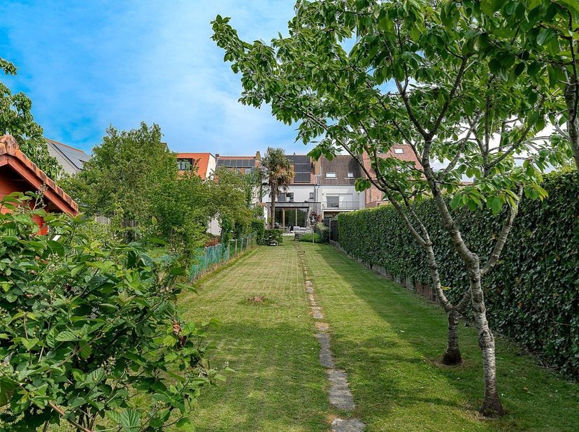Prachtig gerenoveerde woning op een toplocatie in Knokke, met open zichten over de Knokse polders en op slechts enkele minuten van het commerciële cen