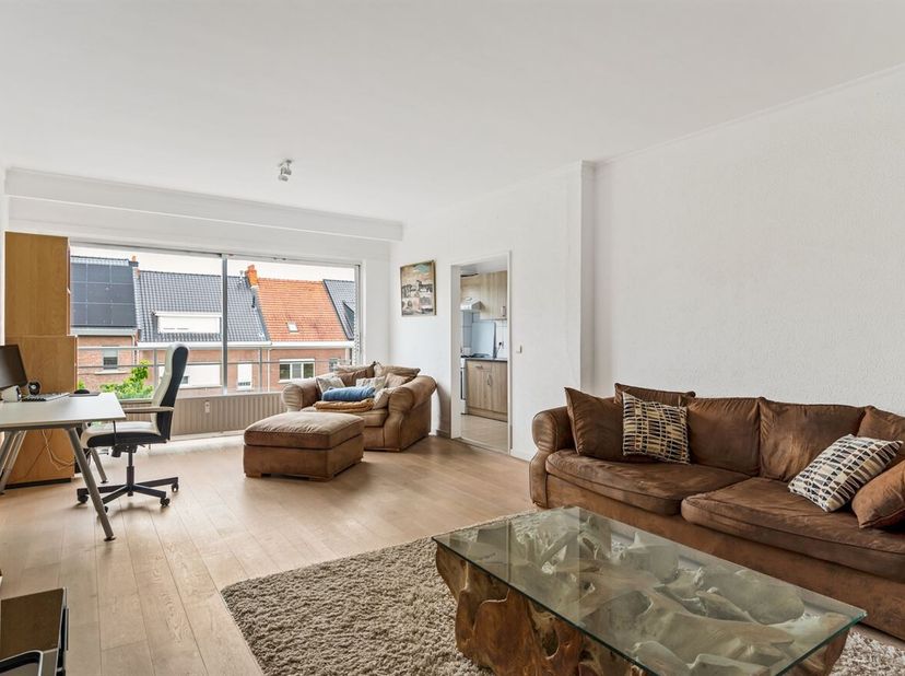 Instapklaar appartement met twee slaapkamers en garage<br />
Ligging<br />
Geestenspoor 107 ligt in Ekeren, een rustige en groene woonwijk in het noor