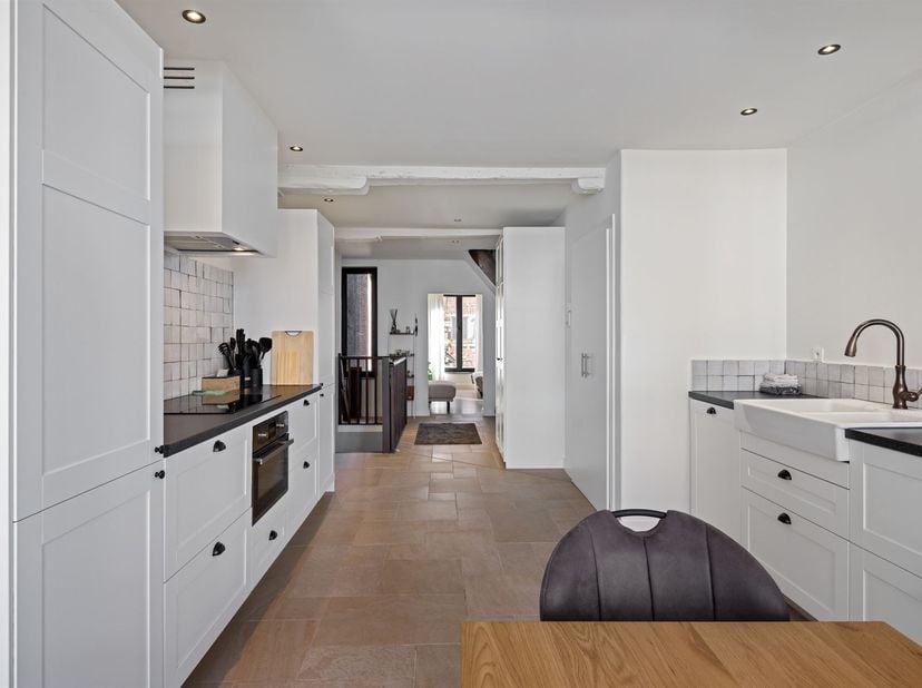 Dit stijlvolle duplexappartement met 2 slaapkamers ligt op slechts 100 meter van de Grote Markt in het bruisende centrum van Lier. Het pand bevindt zi
