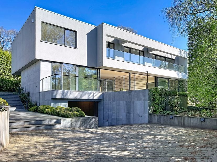 In de buurt van het Bois de la Cambre, alle faciliteiten en voorzieningen, deze lichte moderne villa van 734m2 (volgens PEB) biedt mooie voorzieningen