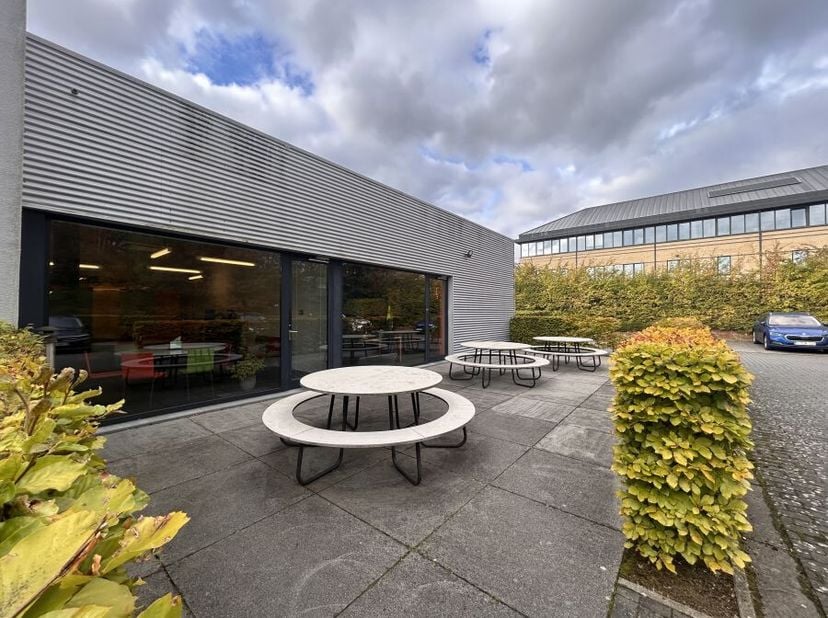 Dit moderne bedrijfsgebouw aan de Interleuvenlaan 17 in Haasrode biedt een hoogwaardige combinatie van lichtrijke kantoorruimtes en functionele magazi