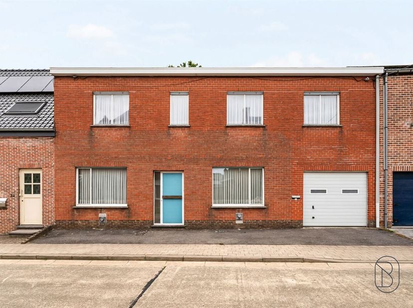 Bent u op zoek naar een ruime woning met tal van mogelijkheden? Dan is deze uitzonderlijke eigendom in Deerlijk zeker een bezoek waard!<br />
Gelegen