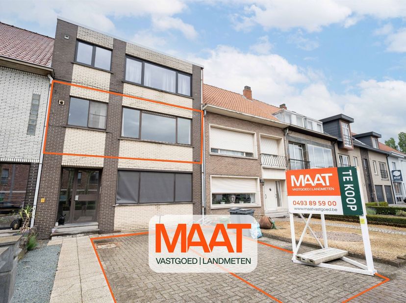 Het appartement is gelegen op de eerste verdieping van een kleinschalige residentie bestaande uit 3 entiteiten.<br />
Gelegen in de omgeving van de "Z