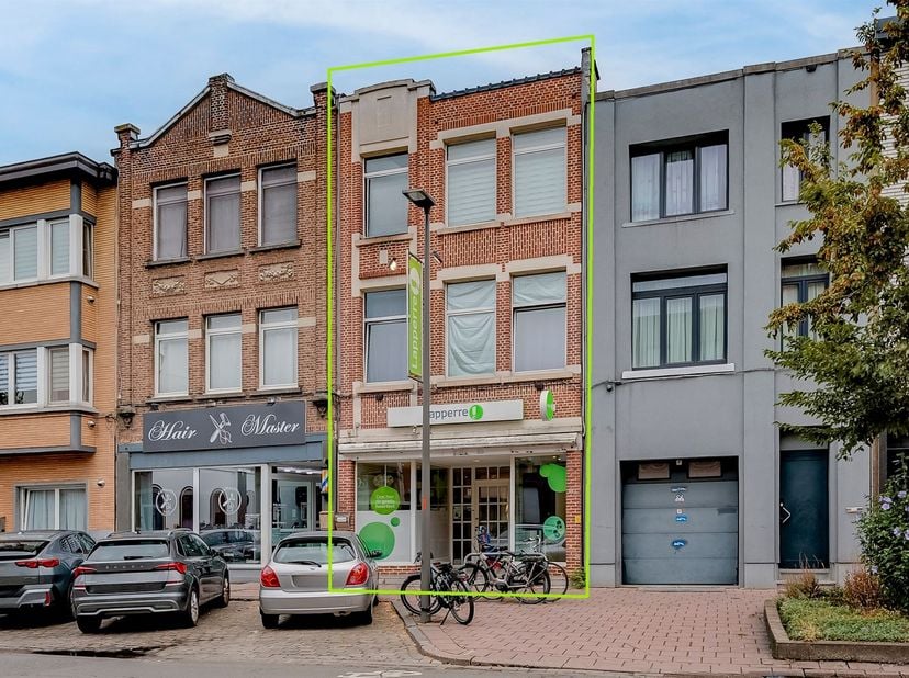 Dit handelshuis te koop is gelegen aan de Gallifortlei in Deurne. Dankzij de centrale handelsligging bevinden winkels, openbaar vervoer en andere hand