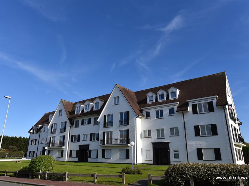✨ Ruim gerenoveerd appartement met zonneterras en uniek zicht op het Zwin<br />
Op een toplocatie, op enkele passen van de Wandeldijk, bevindt zich di