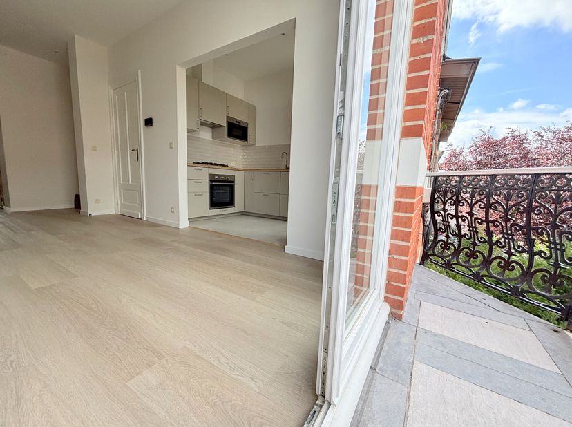 Appartement entièrement rénové au premier étage d'un très bel immeuble situé dans une petite rue calme et arborée, à proximité immédiate de la place K