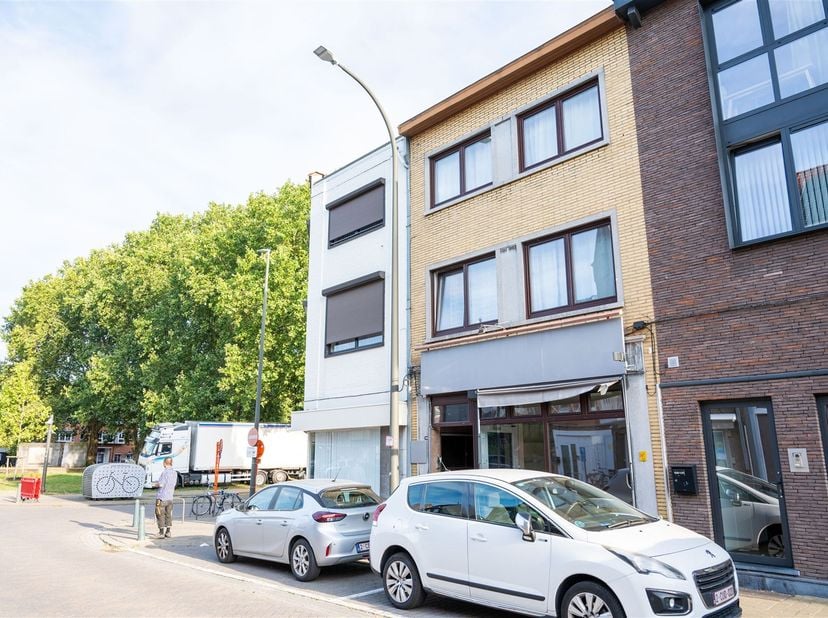 LOCAL COMMERCIAL À HASSELT - EMPLACEMENT IDÉAL POUR LES ENTREPRENEURS<br />
<br />
Nous vous présentons un local commercial fonctionnel de 60 m² sit