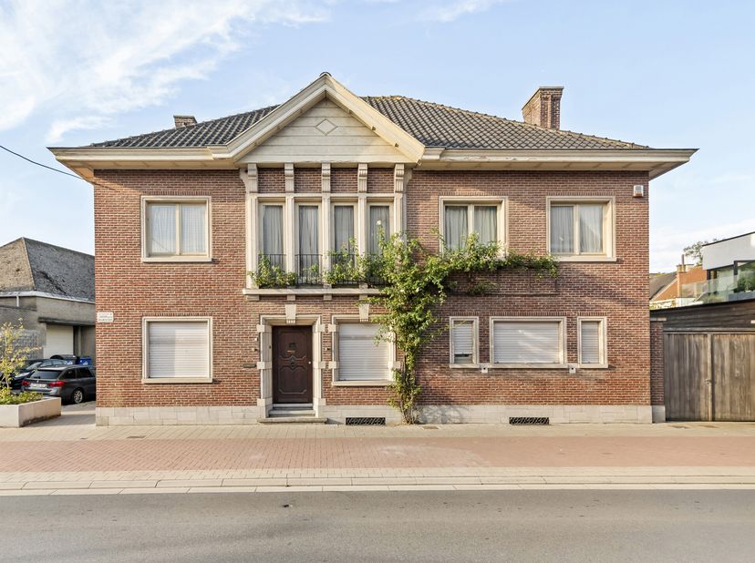 Deze charmante grote herenwoning is topgelegen in het centrum van Oudenaarde (op wandelafstand van de Schelde).<br />
Deze degelijke woonst ademt char