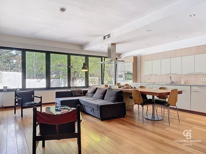 Appartement meublé de +-108m² situé au 2ème étage sur 5 avec ascenseur. Il se compose dun hall dentrée, living/ salle à manger (+-45m²) orienté Sud-Es