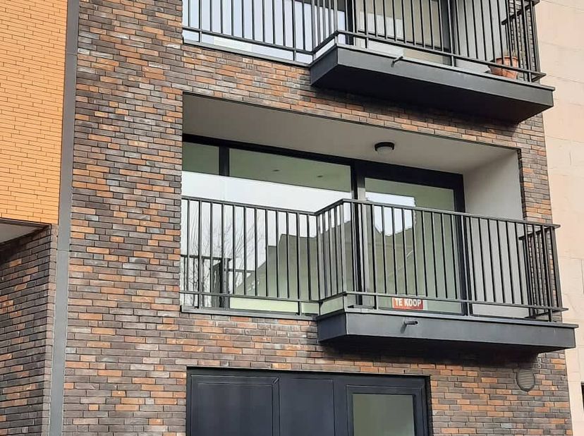 Dit appartement kent een gunstige en rustige ligging op een zucht van het Station en de markt van Oudenaarde. Het appartement omvat een leefruimte met