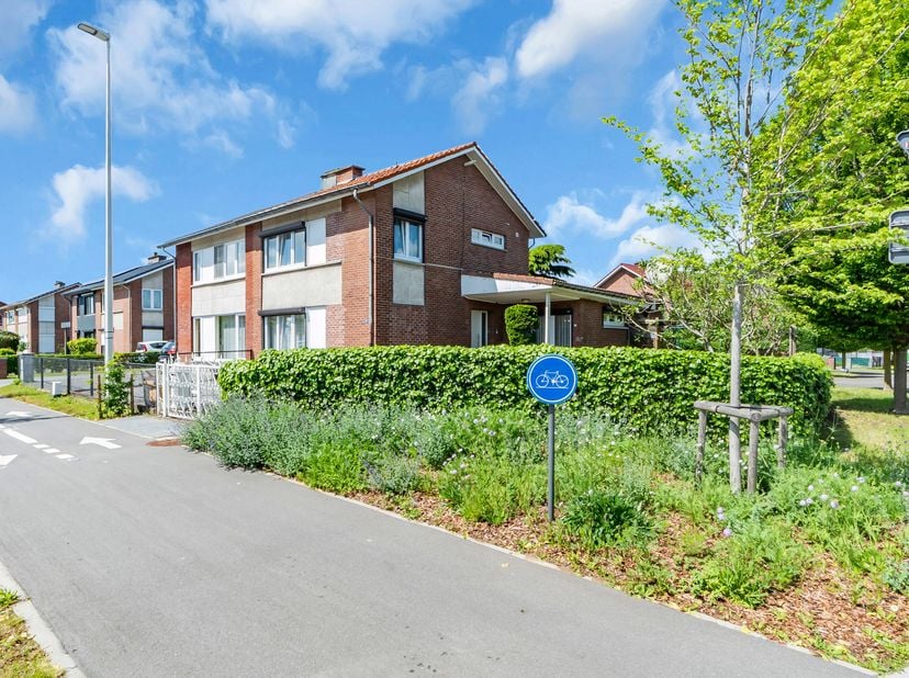 Charmante halfopen gezinswoning met 3 slaapkamers, garage en zonnige tuin<br />
Op zoek naar een ruime en instapklare gezinswoning waar comfort, licht