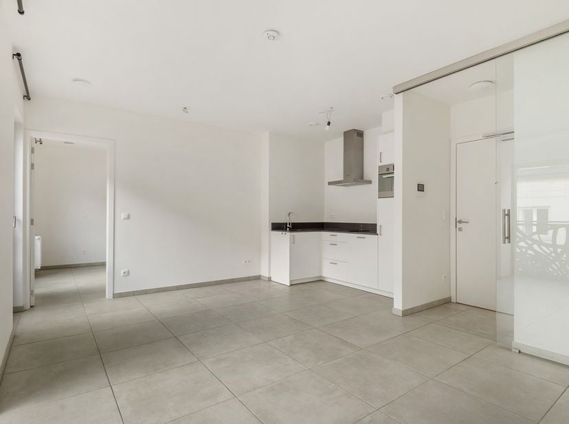 Ontdek dit prachtige nieuwbouwappartement met 1 slaapkamer, ideaal gelegen in het historische centrum. Het appartement biedt een lichtrijke leefruimte